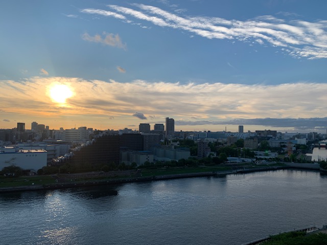 晴れ渡る青空と朝陽「礼儀」