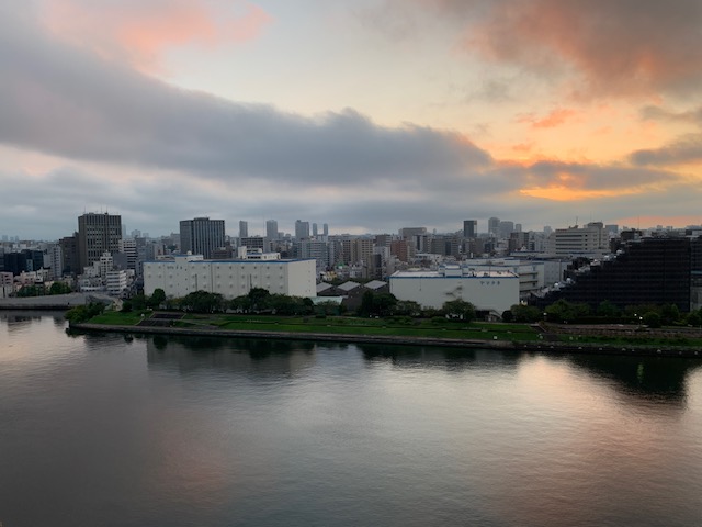 川面に空の色が写り綺麗な夜明け「言葉にして気持ちを伝えよう」