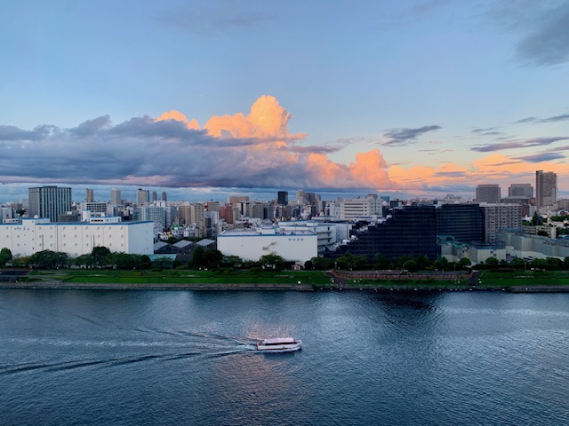 雲が光って浮かんでる