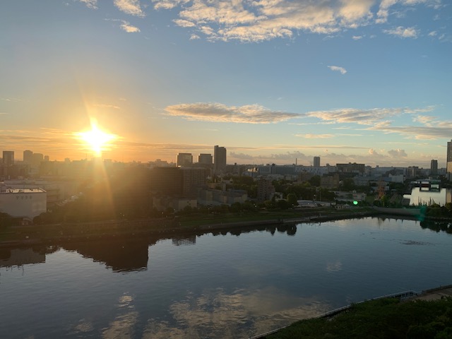 大きく綺麗な朝陽「楽になる」