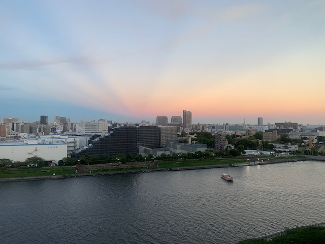 太陽の光が放射状に広がって何て見事な夕暮れ