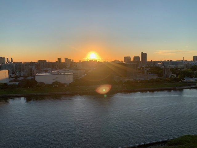 雲ひとつない青空と大きな朝陽「ストレスは受け流そう」