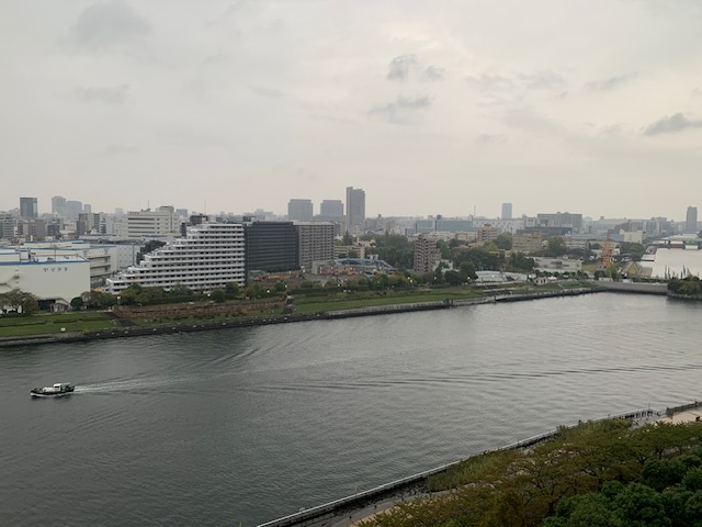 小雨混じりの寒い朝「人は鏡」