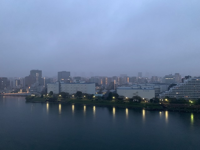 肌寒い雨の朝「自分に できることから」