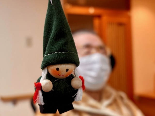 今日のクリスマスオーナメント赤と緑の小人