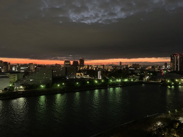 冬の夜明けの空「話はするより聴く方がいい！」