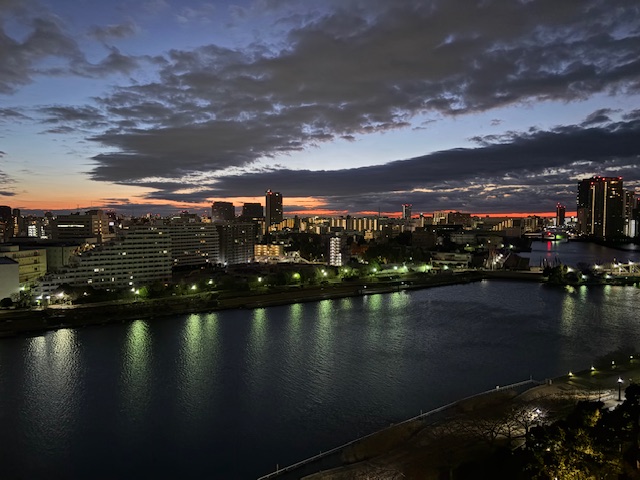 6時過ぎてもまだ暗い夜明け「なにごともすなおに」