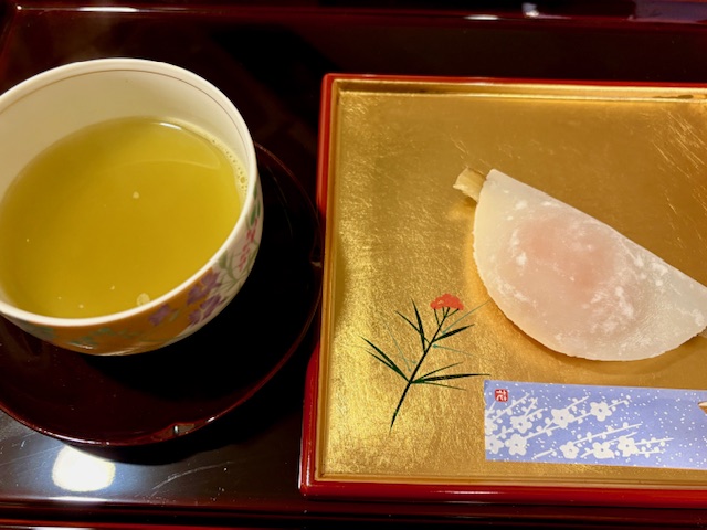 花びら餅でお茶を頂きながら